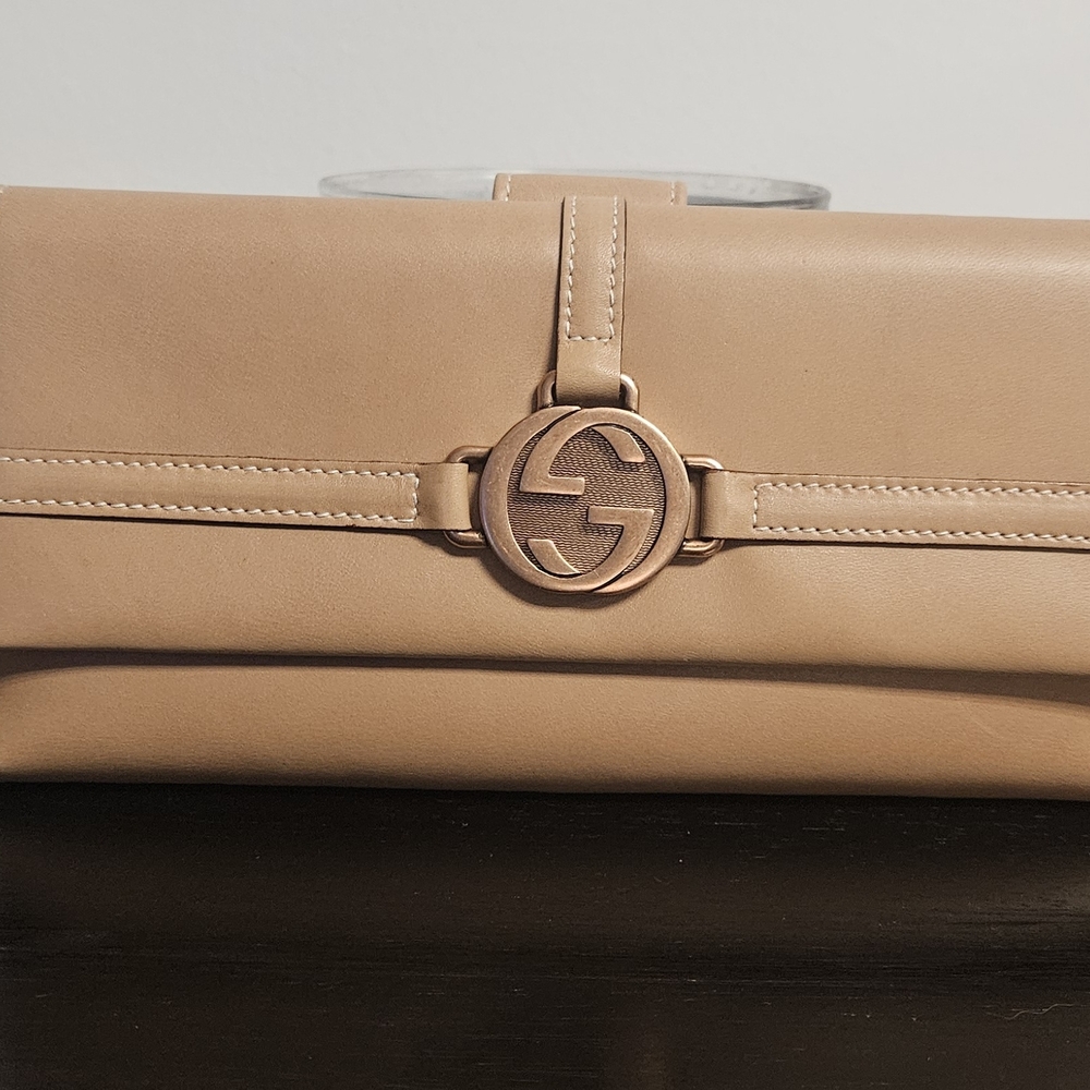 Gucci 100% Authentic Tan Leather Long Wallet with Metal Clasp W/paper, NWOT